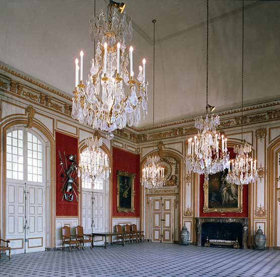 Situés en façade de l’Hôtel des Invalides, les salons de la Légion d’Honneur sont illuminés par deux rangées de lustres en bronze doré et grandes plaquettes de cristal de Bohême, issus de nos ateliers, bien sûr.