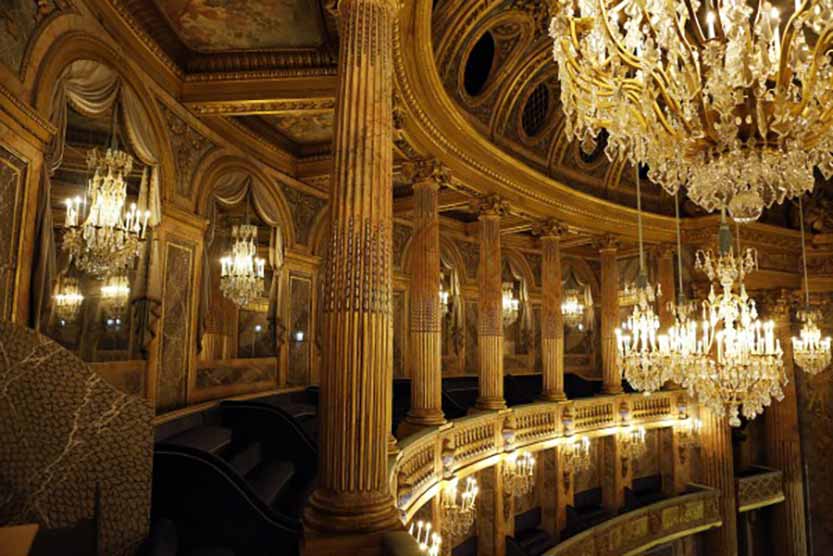 Le théâtre du château de Versailles, illuminé par les lustres de Delisle d'après les mémoires des artisans et les descriptifs des inventaires avant la Révolution Française.