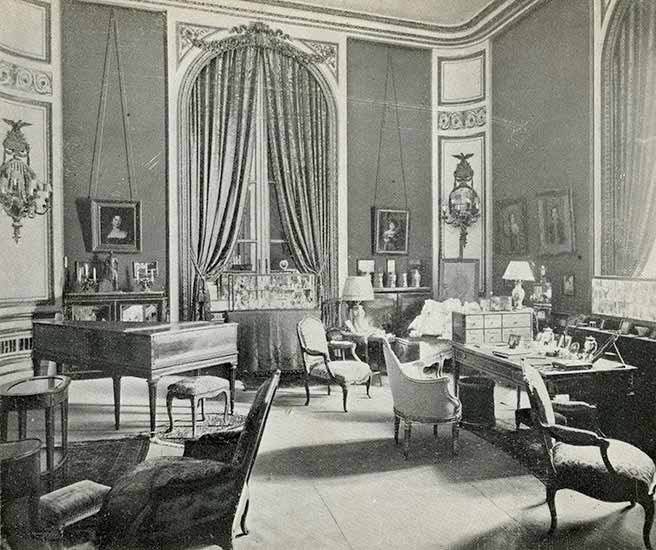 Les appliques Delisle apparaissent sur cette photo de l'intérieur du palais de Tsarkoe Selo