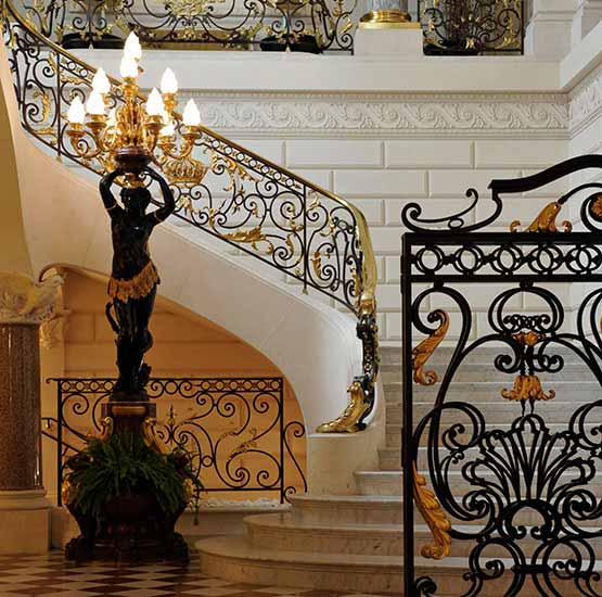 Delisle restored a sumptuous bronze and marble floor lamp that now graces the access to the Grand Staircase.